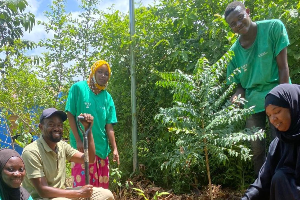 Thiong'o Gachie teaches farmers in Zanzibar, Tanzania.jpg